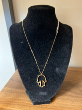 Load image into Gallery viewer, NECKLACE: GOLD HAMSA