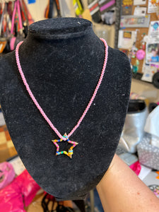 NECKLACE: ENAMEL CHAIN W FLOATING STAR (PINK)