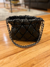 Load image into Gallery viewer, PUFFER: QUILTED CHAIN PURSE (BLACK)
