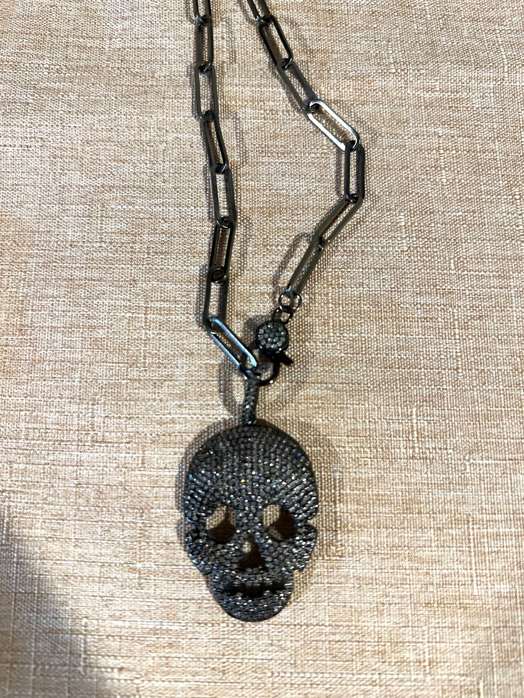 NECKLACE: PAPERCLIP CHAIN W PAVE SKULL