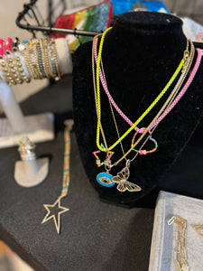 NECKLACE: ENAMEL CHAIN W FLOATING HEART (PINK)
