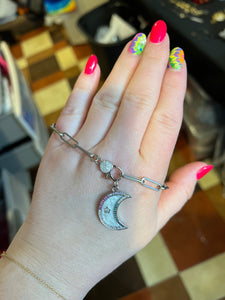 BRACELET: PAPERCLIP GOLD CHAIN W PEARL MOON