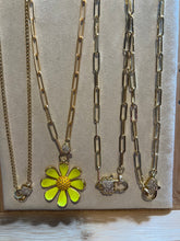 Load image into Gallery viewer, NECKLACE: PAPERCLIP CHAIN W ENAMEL DAISY (YELLOW)

