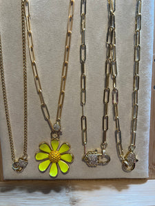NECKLACE: PAPERCLIP CHAIN W ENAMEL DAISY (YELLOW)