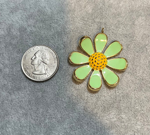 NECKLACE: PAPERCLIP CHAIN W ENAMEL DAISY (YELLOW)