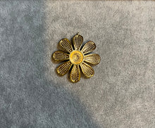 Load image into Gallery viewer, NECKLACE: PAPERCLIP CHAIN W ENAMEL DAISY (YELLOW)
