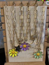 Load image into Gallery viewer, NECKLACE: PAPERCLIP CHAIN W ENAMEL DAISY (PURPLE)

