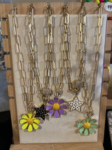 NECKLACE: PAPERCLIP CHAIN W ENAMEL DAISY (PURPLE)