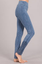 Load image into Gallery viewer, SALE BOTTOM: MINERAL WASH EMBRIODERY PATCH LEGGING
