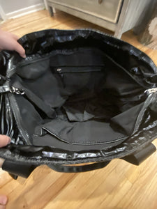 PUFFER TRAVEL TOTE: SILVER BLACK WHITE STRAP