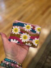 Load image into Gallery viewer, BEADED COIN PURSE: DAISY FLOWERS
