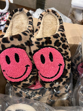 Load image into Gallery viewer, SLIPPERS: LEOPARD NEON PINK
