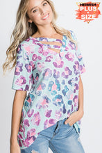 Load image into Gallery viewer, SALE PLUS TOP: V NECK LEOPARD BAR
